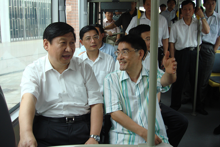 2007年國家主席習(xí)近平（時任上海市市委書記）試乘申龍汽車首輛氫燃料電池公交車，并在試乘后給予了高度評價